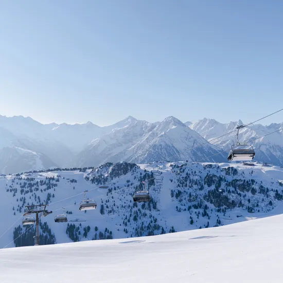 Sonnenskilauf_am_Penken_c_Mayrhofner_Bergbahnen__1_.jpg