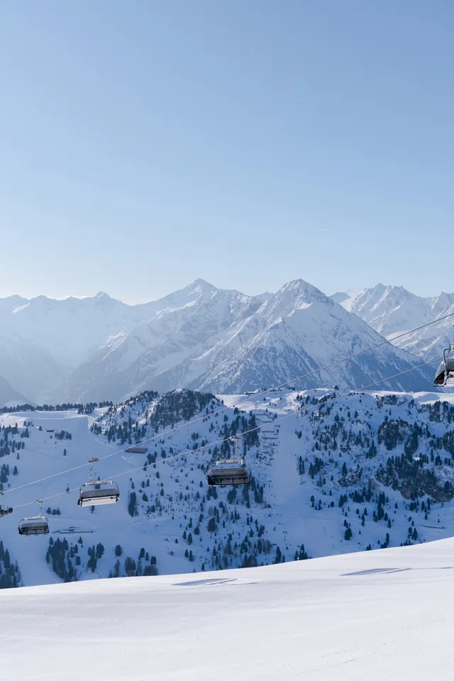 Sonnenskilauf_am_Penken_c_Mayrhofner_Bergbahnen__1_.jpg