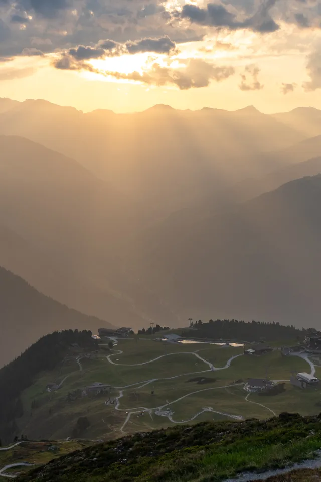 SonnenUntergangsGondel__c_Mayrhofner_Bergbahnen.jpg
